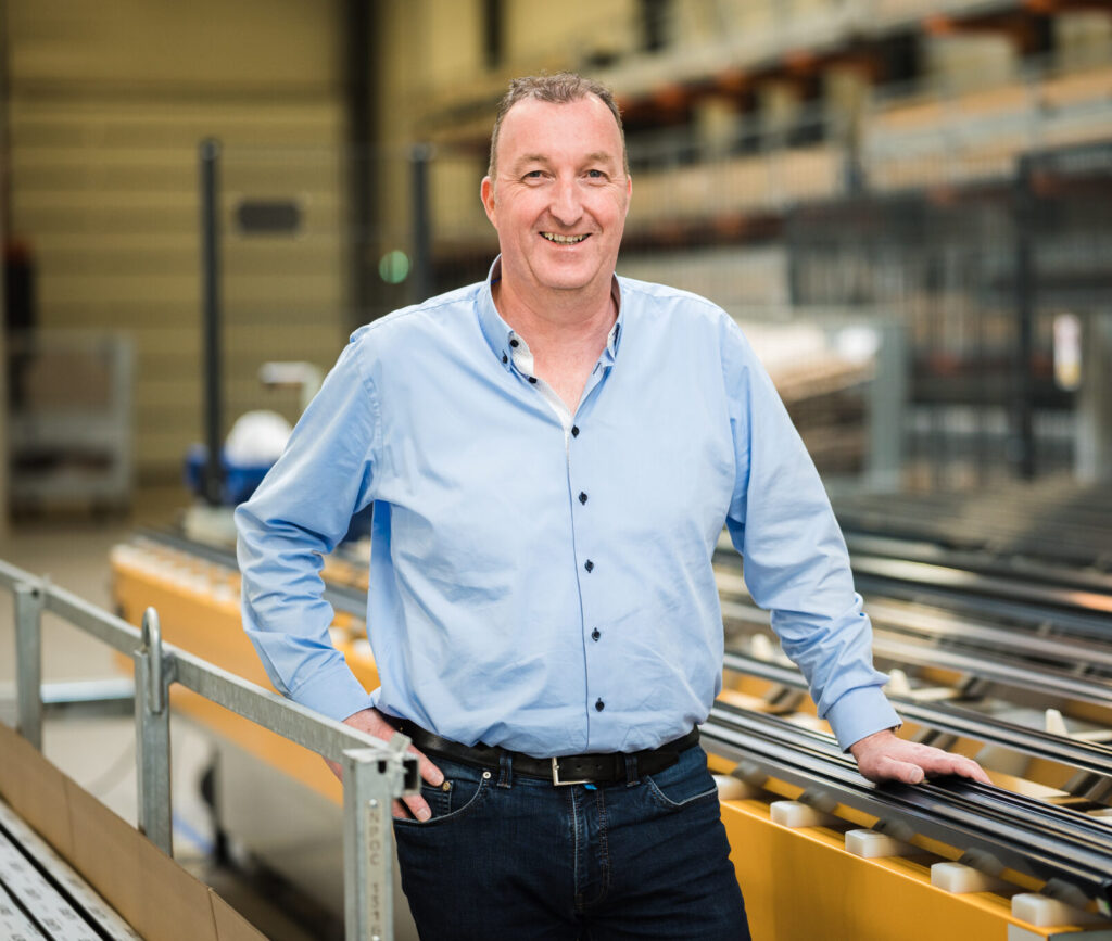 Tom Tom Louwers in fabriek atoom13 bij aluminium profielen