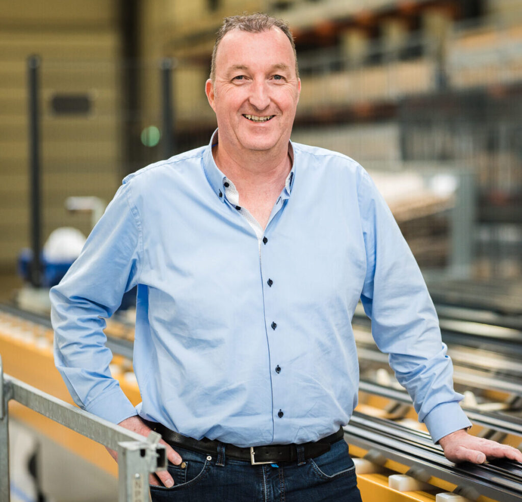 Tom Tom Louwers in fabriek atoom13 bij aluminium profielen