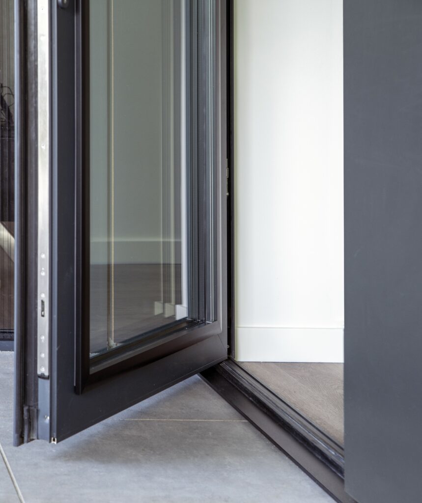 detail achterdeur IsoStone aluminium Pluspunten van de IsoStone dorpel